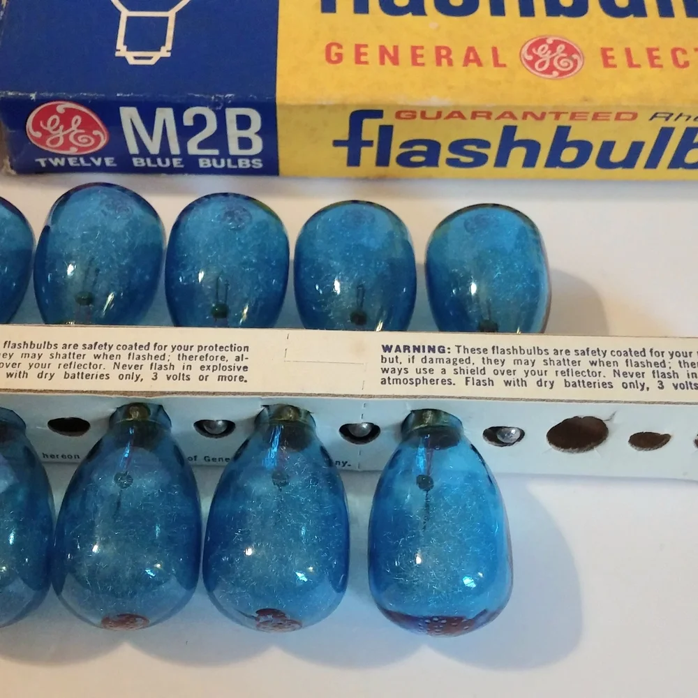 Vintage M2B General Electric Flashbulbs in Original Packaging 9 Bulbs
